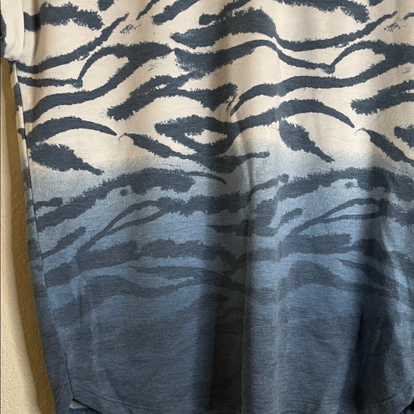 Como Vintage Blue and White Patterned Muscle Tee - Picture 4 of 5
